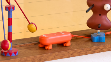 デスクでも、リビングでも、オフィスでも。見える場所が似合う電源タップ。